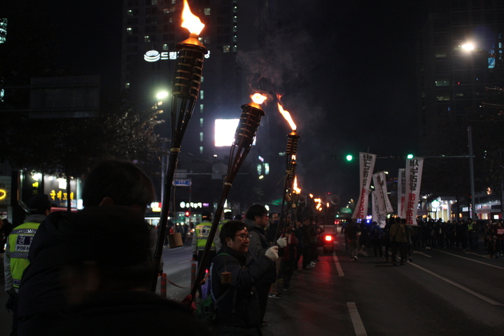 3일 저녁 대구 중구 국채보상로에서 열린 ‘박근혜 퇴진 5차 대구시국대회’에서 사람들이 횃불을 들고 있다.