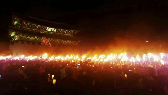 12월3일 서울 광화문 앞에서 횃불을 든 시민들 사진. 시민 도창선씨 제공