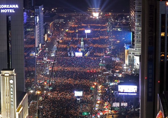 지난 3일 오후 서울 광화문광장에서 열린 박근혜 대통령 퇴진을 요구하는 6차 주말 촛불집회에 참가한 시민들이 촛불을 들고서 거대한 파도를 연출하고 있다.사진공동취재단