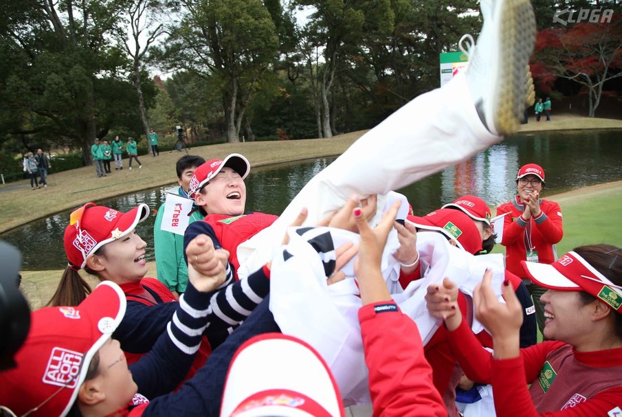 2016 더 퀸스에서 우승한 한국 선수들이 주장 신지애를 헹가래 치고 있다. 한국여자프로골프협회(KLPGA) 제공