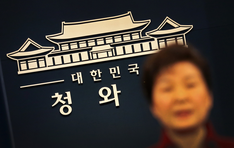 대통령의 대국민 담화가 있었습니다. 3번에 걸쳐 성명을 발표했지만 그 어디에도 국민에 대한 배려나 국정농단 사건을 부른 대통령의 반성은 찾아볼 수가 없습니다. 매주 주말을 넘어 이젠 매일같이 수많은 국민들이 촛불을 들며 외치는데도 대통령에게는 그 소리가 안 들리나 봅니다. 이렇게 국민을 무시하는 대통령이라면, 대한민국 국민에게도 대통령은 없습니다.  이정용 선임기자 lee312@hani.co.kr
