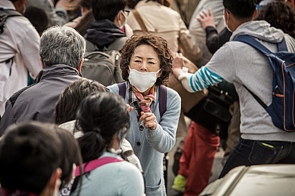 김영애가 연기하는 재혁의 어머니 가족을 사랑하는 어머니이자 산업화 시대의 논리를 신봉함으로써 젊은 세대를 곤경에 빠트리는 세대를 상징하기도 한다. 제공