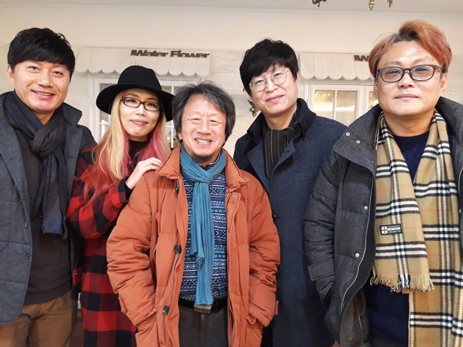박근혜 대통령 탄핵안 표결을 하는 9일 이경민(왼쪽부터), 하동임, 김유철, 김산, 박영운씨 등 경남지역 예술인 5명이 상처 입은 국민을 위로하는 합동공연을 한다.