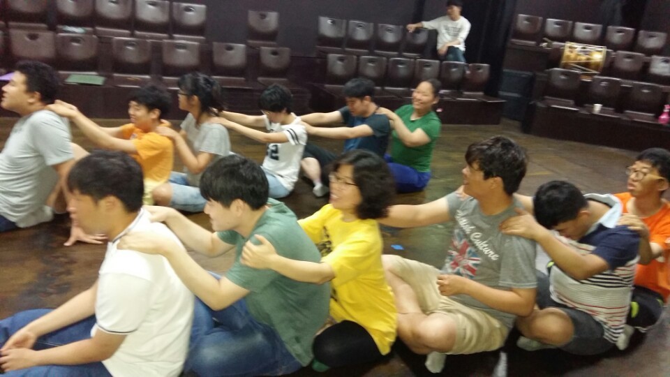 도서관에서 일하며 자신의 꿈을 찾아가는 청년들의 이야기를 다룬 연극 <우리도 일하자 쫌쫌쫌>의 한장면.