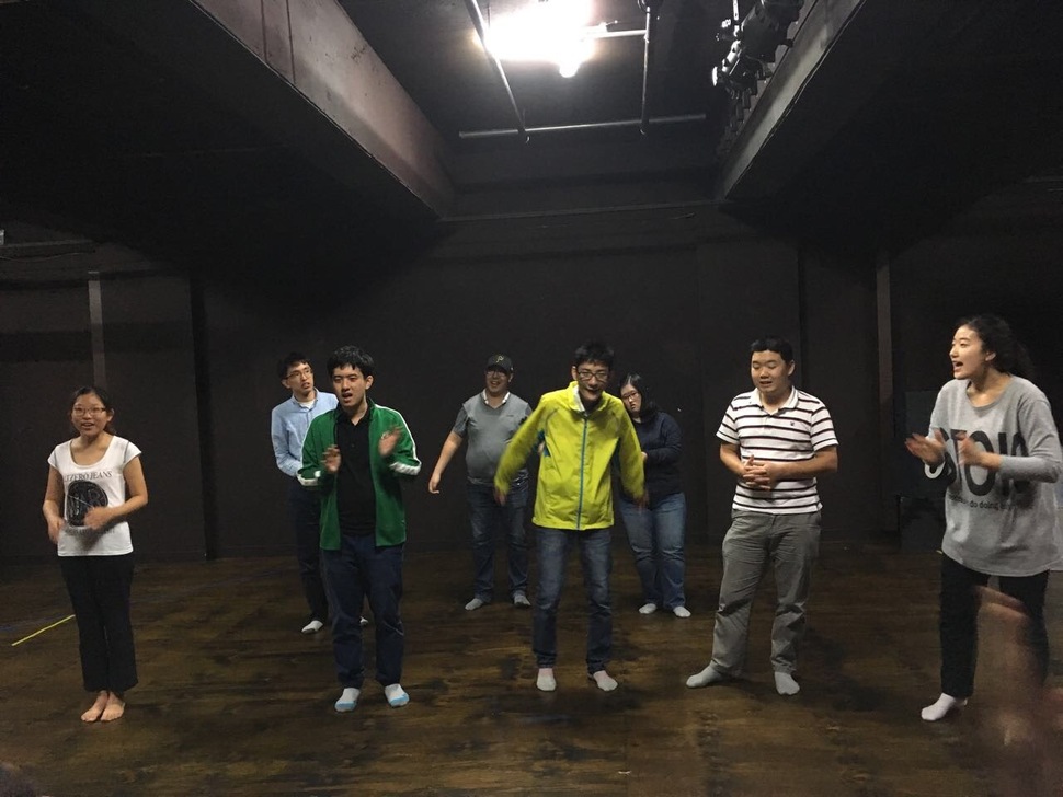 발달장애인들이 공연한 <꿈꾸는 나의 하루>. 하루 동안 어떤 일을 하는지, 밤에는 어떤 꿈을 꾸는지, 이루고 싶은 꿈은 무엇인지를 몸으로 표현하고 있다.