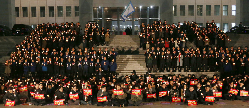 더불어민주당 추미애 대표와 소속 의원, 당직자들이 5일 저녁 국회 의사당 앞 계단에서 촛불로 `탄핵'이란 글자를 만들고, 박근혜 대통령의 즉각 퇴진을 요구하며 ‘아침이슬’을 부르고 있다. 이정우 선임기자 woo@hani.co.kr