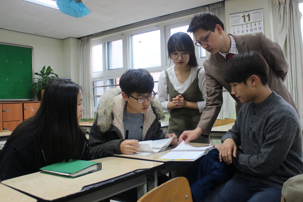 11월19일 경기도 안산 경안고 플래닝 교육 시간에 학생들이 곽충훈 교사와 대학생 멘토인 이선경씨와 함께 각자 쓴 플래너를 놓고 서로 이야기하고 있다.