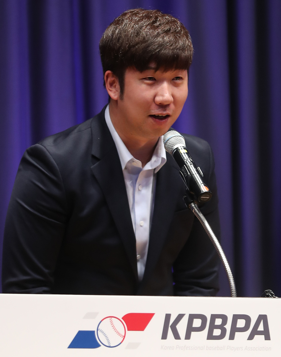 넥센 히어로즈의 신재영이 2일 오후 서울 강서구 외발산동 메이필드 호텔에서 열린 '2016 한국프로야구선수협회 플레이어스 초이스 어워드'에서 신인상을 받아 소감을 말하고 있다. 사진 연합뉴스