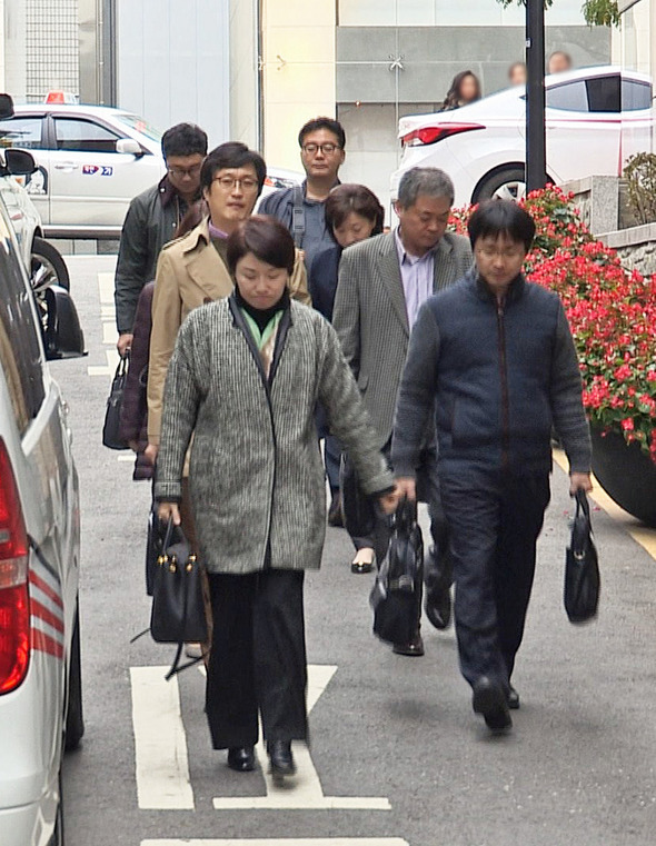 서울시 교육청 관계자들이 지난 10월31일 특별감사를 위해 ‘비선실세' 최순실씨 딸이 졸업한 서울 강남구 청담고를 방문하고 있다. 연합뉴스
