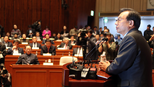 이정현 새누리당 대표가 6일 오후 국회에서 열린 의원총회에서 발언하고 있다. 연합뉴스
