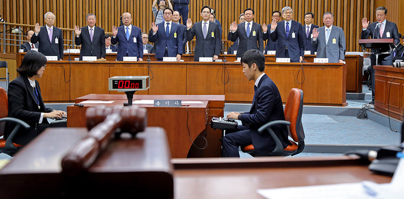 6일 오전 국회에서 열린 ‘박근혜 정부의 최순실 등 민간인에 의한 국정농단 의혹 사건 진상 규명을 위한 국정조사 특별위원회’에서 증인으로 출석한 재벌 총수들이 선서를 하고 있다. (앞줄 오른쪽부터) 허창수 전경련 회장, 정몽구 현대차그룹회장, 조양호 한진그룹 회장, 신동빈 롯데그룹 회장, 이재용 삼성전자 부회장, 최태원 SK 대표이사, 김승연 한화그룹 회장, 구본무 LG 대표이사, 손경식 CJ 대표이사. 사진공동취재단