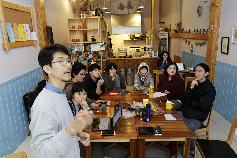 인천 서구 검암동의 '우리동네사람들'이 지난달 6일 ‘커뮤니티펍 0.4㎞’에서 공동체 기금으로 주거 안정을 이룰 수 있는 방안을 주제로 이야기를 나누고 있다. 이들은 주말에 이곳에서 책 읽기 모임, 맥주 만들기 등 다양한 소모임을 함께 한다. 인천/김명진 기자 littleprince@hani.co.kr