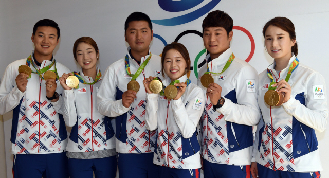 2016 브라질 리우올림픽에서 메달을 획득한 뒤 양궁대표팀이 포즈를 취하고 있다. 사진 올림픽공동취재단