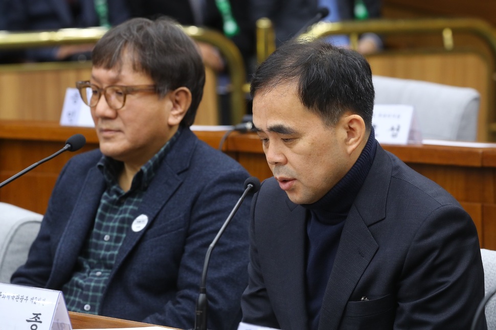 김종 전 문화체육관광부 2차관(오른쪽)이 7일 오전 국회에서 열린 최순실 국정농단 의혹 진상규명을 위한 국정조사 특위 2차 청문회에서 의원들의 질의에 답하고 있다. 연합뉴스