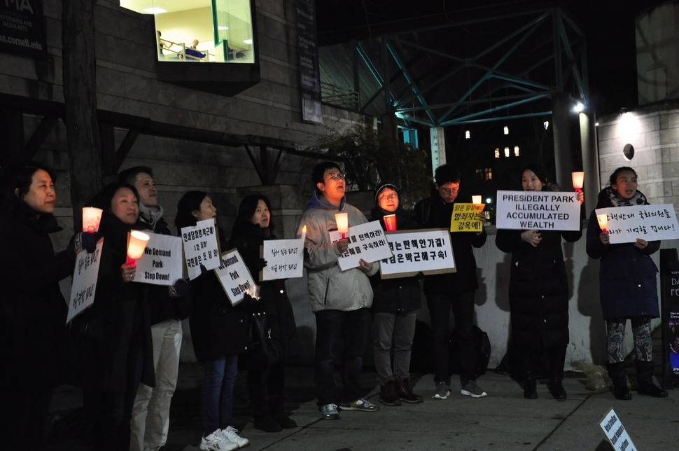 4일 저녁 6시(현지 시각)  미국 뉴욕주 코넬대에서 학생과 연구진, 지역 한인들이 함께 4차 촛불집회를 열고 있다. 코넬대 한국인모임 제공