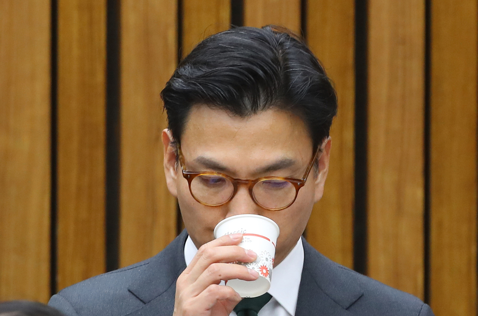 김재열 제일기획 사장이 7일 국회에서 열린 최순실 국정농단 의혹 진상규명을 위한 국정조사 특위 2차 청문회에서 물을 마시고 있다. 연합뉴스
