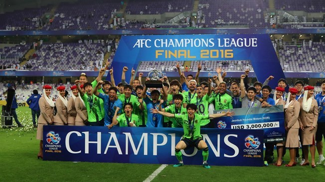 전북 현대 선수들이 알아인을 누르고 2016 아시아축구연맹(AFC) 챔피언스리그 우승한 뒤 세리머니를 하고 있다. 아시아축구연맹 누리집 갈무리