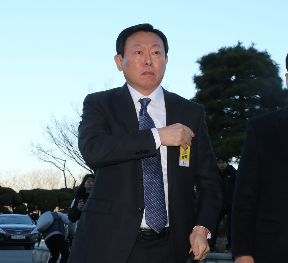 신동빈 롯데그룹 회장이 6일 오전 국회에서 열린 박근혜 정부의 최순실 등 민간인에 의한 국정농단 의혹 사건 진상 규명을 위한 국정조사 특별위원회에 출석하기 위해 국회에 도착하고 있다. 김태형 기자
