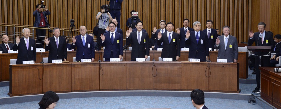 지난 6일 국회에서 열린 ‘박근혜·최순실 게이트’ 청문회에서 주요 그룹 총수들이 증인 선서를 하고 있다. 공동취재사진