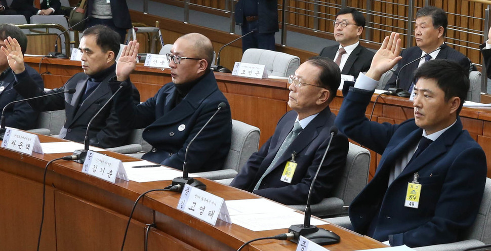 7일 오후 국회에서 열린 박근혜 정부의 최순실 등 민간인의 국정농단 의혹사건 진상규명 국정조사 청문회에 출석한 증인들에게안민석 더불어민주당 의원이 “최순실을 만나본 사람 손들어 보라”는 주문을 했으나 김기춘 전 대통령 비서실장(왼쪽 셋째)만끝내 손을 들지 않고 있다. 왼쪽부터 김종 전 문화체육관광부 차관, 차은택 전 문화창조융합본부장, 김 전 실장, 고영태 전 더블루케이 이사.  이정우 선임기자 woo@hani.co.kr