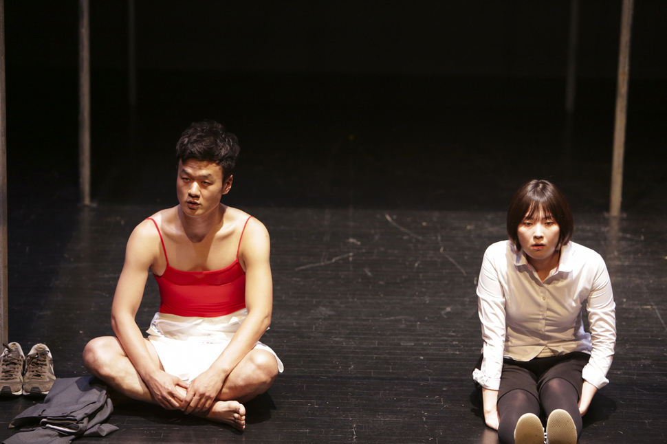 연극 <엑스엑스라지(XXL)레오타드 안나수이 손거울>은 부모의 계급적 차이, 아이의 여성적이거나 공격적 취향을 엮어, 차별과 배제의 시선이 또래집단에게 어떻게 작동하는지 잘 보여준다.