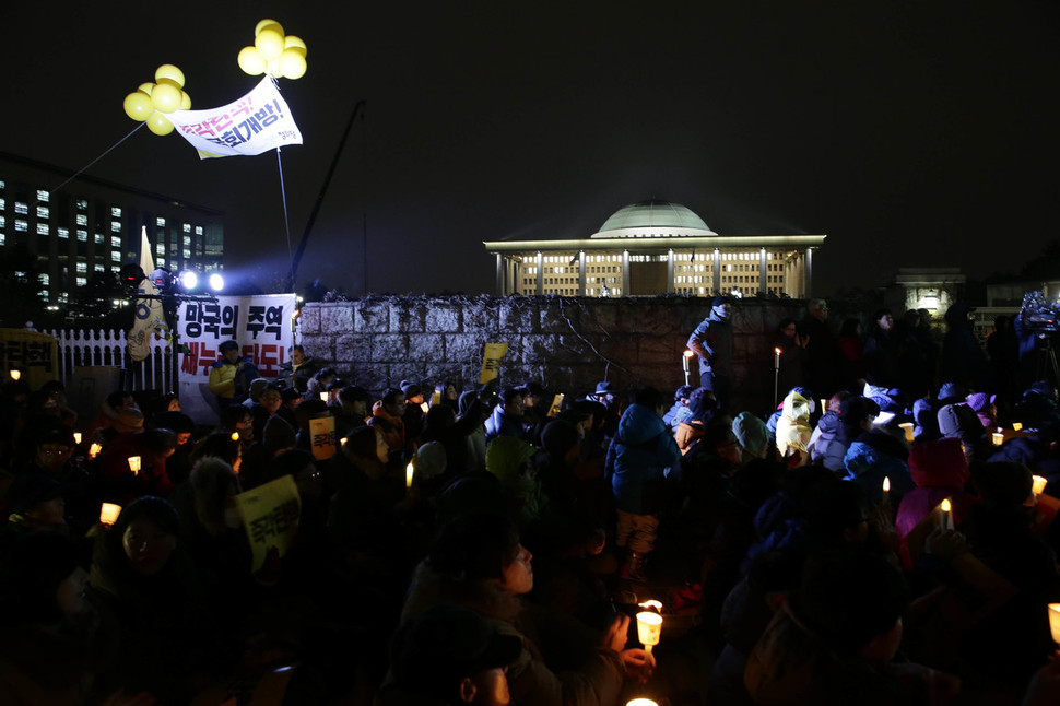 '박근혜정권 퇴진 비상국민행동' 주최로 8일 오후 서울 여의도 국회 앞에서 열린 '박근혜 즉각 퇴진 '국회는 응답하라''에서 시민들이 촛불을 들고 즉각탄핵을 외치고 있다. 김명진 기자 littleprince@hani.co.kr