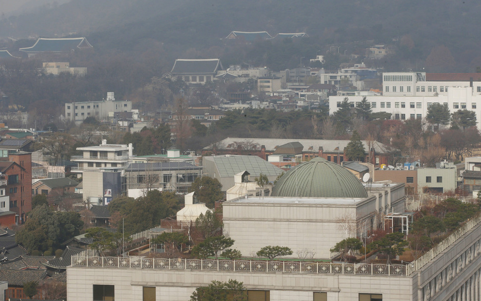 박근혜 대통령 탄핵안에 대한 국회 표결을 하루 앞둔 8일 오전 서울 종로구 헌법재판소(오른쪽 둥근 지붕) 건물 뒤편으로 청와대가 보이고 있다. 신소영 기자 viator@hani.co.kr