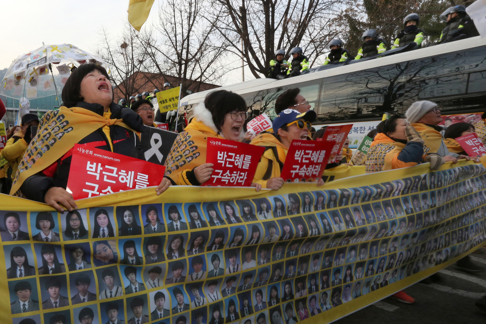 6차 촛불집회에 참가한 세월호 유가족들이 서울 종로구 청와대 근방 100m 지점에 닿아 경찰 차벽 앞에서 박근혜 퇴진 구호를 외치고 있다. 강재훈 선임기자 khan@hani.co.kr