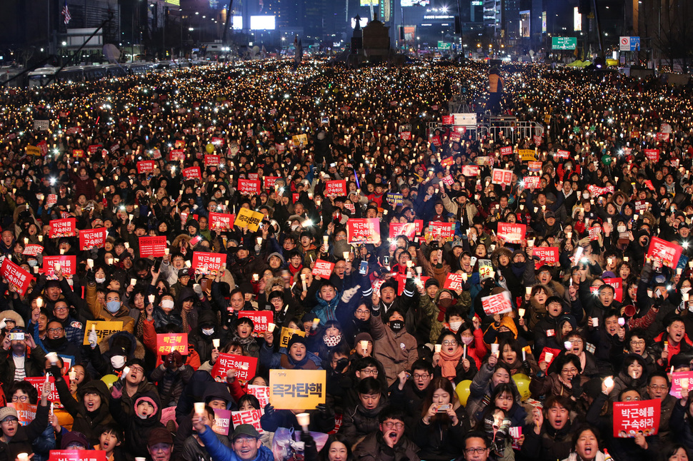 3일 저녁 서울 광화문 앞에서 시민들이 박근혜 대통령의 퇴진을 촉구하는 촛불파도타기를 하고 있다. 김태형 기자 xogud555@hani.co.kr