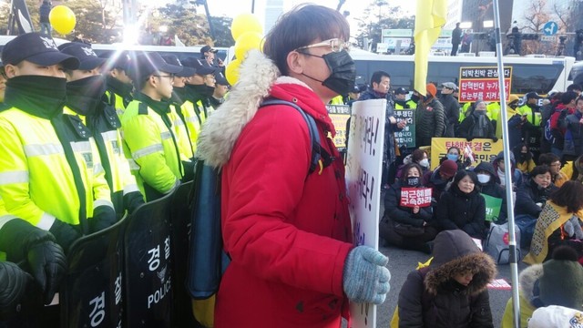 9일 여의도 국회의사당 앞에서 열릴 예정이던 박근혜 대통령 탄핵 가결 촉구 집회를 앞두고 경찰이 국회대로를 전부 봉쇄했다. 고한솔 기자 sol@hani.co.kr