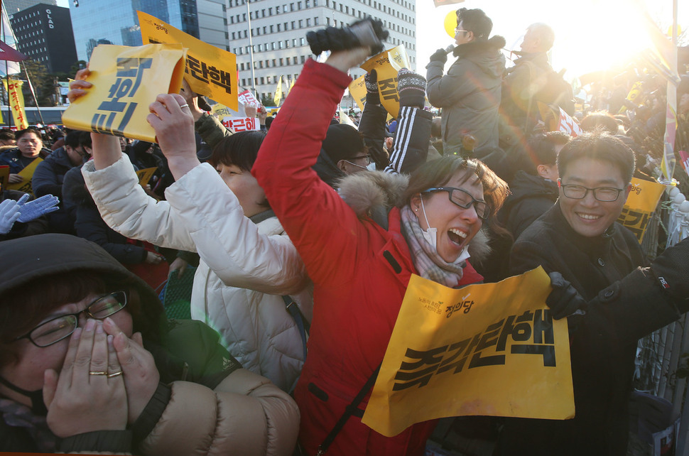 박근혜 대통령 탄핵안이 가결된 9일 오후 서울 여의도 국회 앞에서 시민들이 기뻐하고 있다. 신소영 기자 viator@hani.co.kr