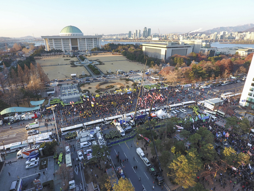 ‘박근혜 대통령 탄핵소추안'이 국회 본회의를 통과한 9일 오후 서울 영등포구 여의도 국회 앞에서 시민들이 박 대통령 퇴진을 촉구하고 있다. 이 사진은 드론으로 촬영됐다. 이정아 기자 leej@hani.co.kr