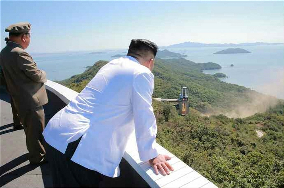 지난 9월20일 북한 김정은 노동당 위원장이 서해 위성 발사장을 찾아 정지위성 운반 로켓용 대출력 발동기(엔진) 분출 시험 장면을 지켜봤다며 <노동신문>이 공개한 사진. 연합뉴스