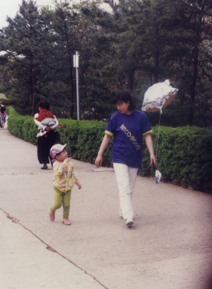 4살 때인 1993년 엄마와 함께 공원을 걷고 있는 이길보라씨. 수화로 “옥수수”라 말하고 있다. 이길보라씨는 유치원에 가서야 말을 배웠다. 이길보라 제공