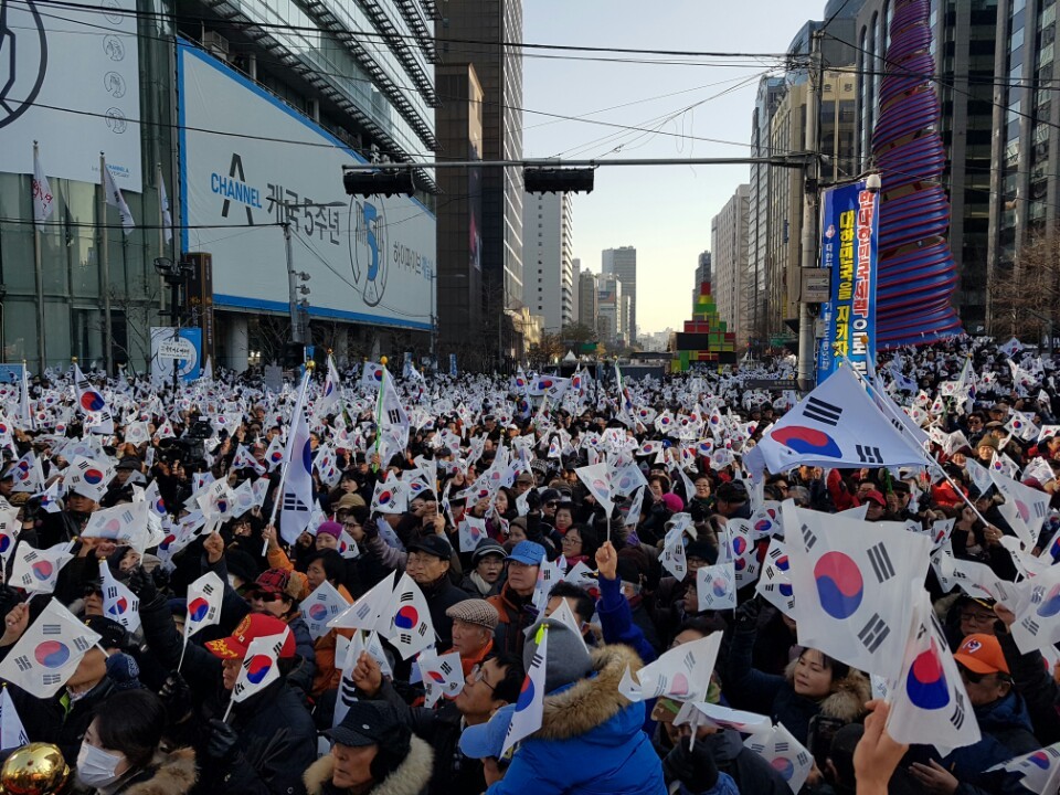 10일 오전 11시 서울 중구 청계광장에서 ‘박근혜를사랑하는모임’(박사모) 회원 등 수만 명이 모여 ‘탄핵 무효 국민 총궐기’를 열었다. 사진 방준호 기자