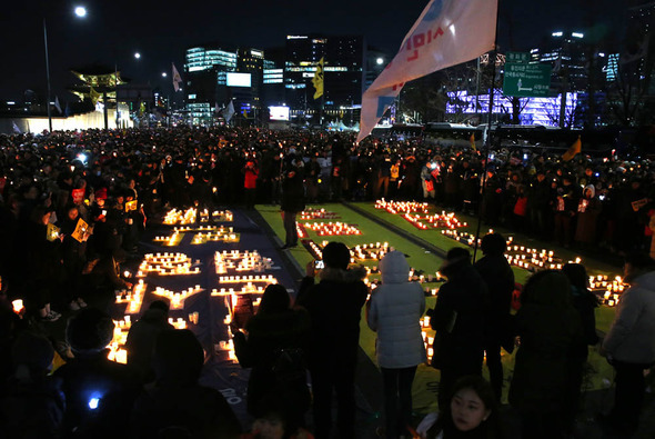 시민들이 광화문 앞에서 박근혜 퇴진, 남북관계 회복을 촉구하는 내용의 촛불글씨를 만들었다. 강창광 기자 chang@hani.co.kr