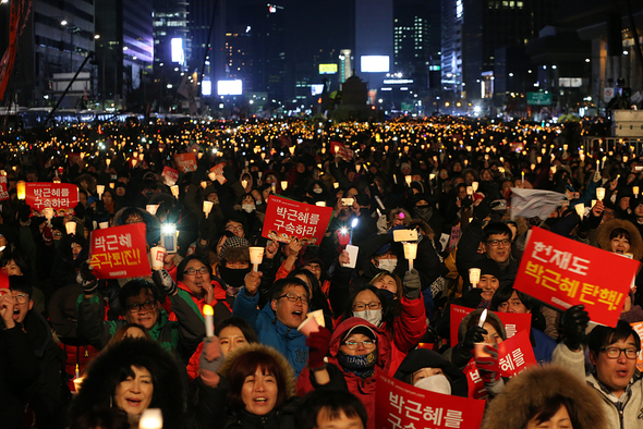 10일 오후 서울 광화문 광장에서 열린 7차 민중총궐기에 참가한 시민들이 촛불과 손팻말을 든 채 광장을 가득 채우고 있다. 강창광 기자 chang@hani.co.kr