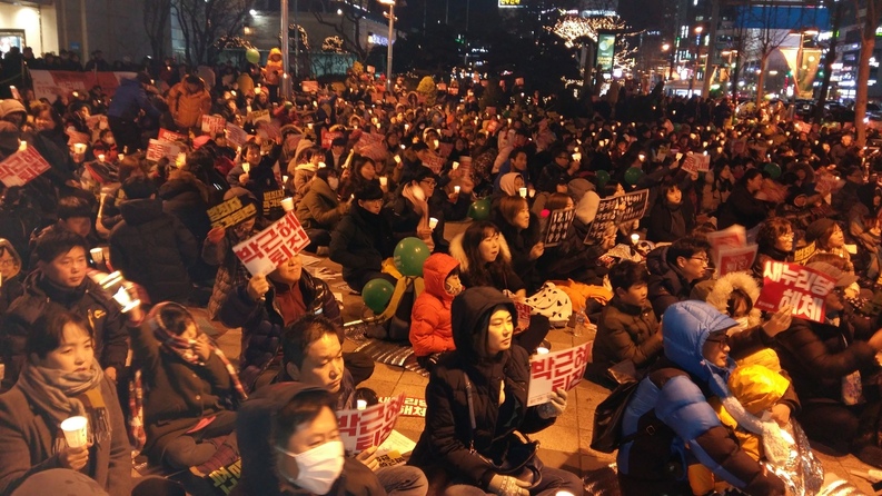 10일 울산 남구 롯데백화점 앞에서 열린 울산시민대회 참가자 수는 3일 집회 때보다 줄었지만 국회 탄핵소추안 가결 이후 상황에 대한 높은 관심으로 대회 분위기는 못지않게 달아올랐다