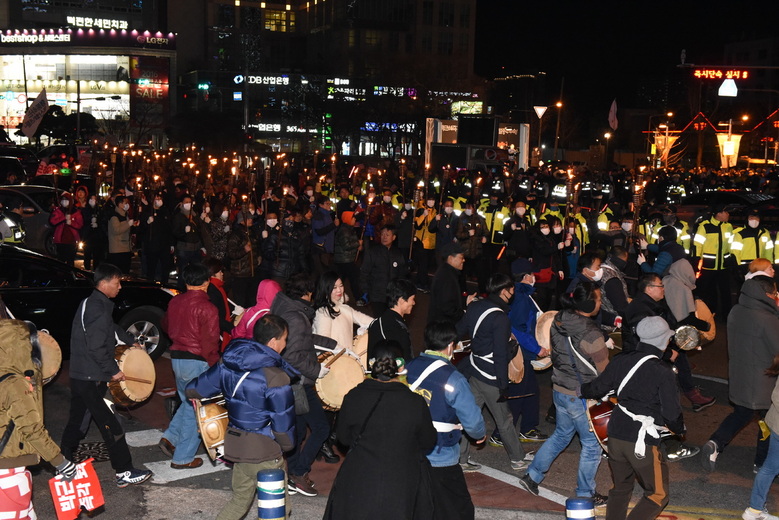 10일 울산시민대회 참가자들이 “국민이 승리했다. 박근혜는 퇴진하라”는 구호를 외치며 대회장인 롯데백화점 앞에서 번영사거리까지 왕복 2㎞ 구간 거리행진에 나서고 있다.