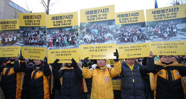 7차 촛불집회가 열린 10일 오후 청와대 앞에서 세월호 유족들이 ‘박근혜 대통령의 즉각 퇴진’을 촉구하고 있다. 신소영 기자 viator@hani.co.kr