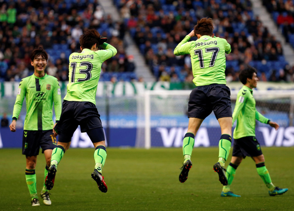전북 현대의 김보경(13번)이 11일 일본 오사카의 스이타 스타디움에서 열린 2016 국제축구연맹(FIFA) 클럽월드컵 첫 경기에서 클럽 아메리카(멕시코)를 맞아 선제골을 넣은 뒤 이재성(17번)과 함께 크리스티아누 호날두(레알 마드리드) 세리머니를 흉내 내고 있다. 오사카/로이터 연합뉴스