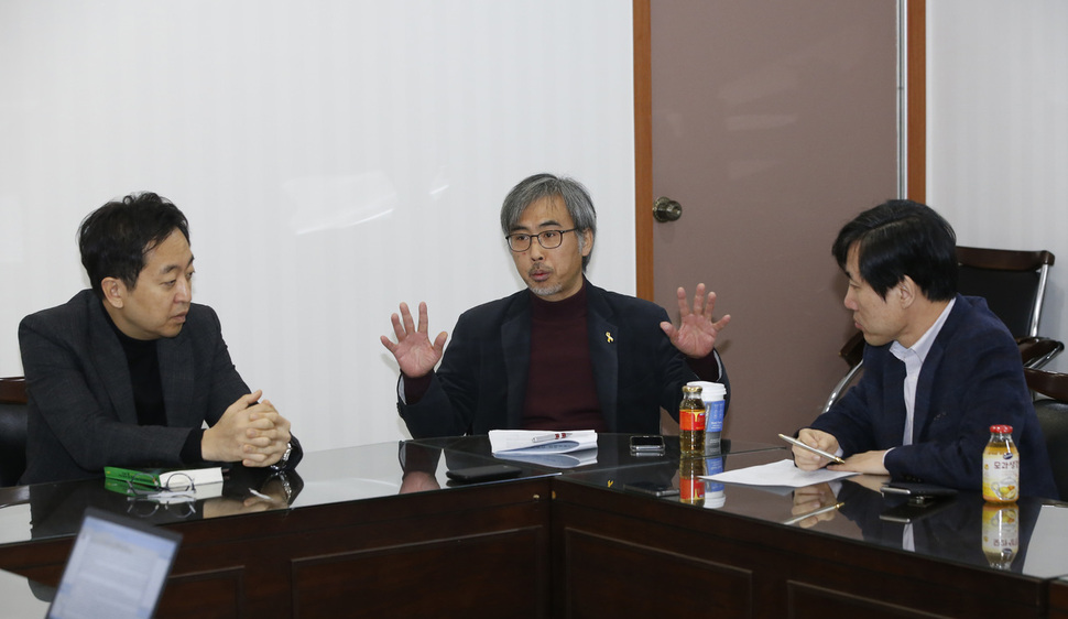 금태섭 더불어민주당 의원(왼쪽부터), 이태호 퇴진행동 공동상황실장, 하태경 새누리당 의원이 11일 오전 서울 마포구 공덕동 한겨레신문사 회의실에서 박근혜 대통령의 ‘탄핵 이후’를 주제로 토론하고 있다. 이정아 기자 leej@hani.co.kr