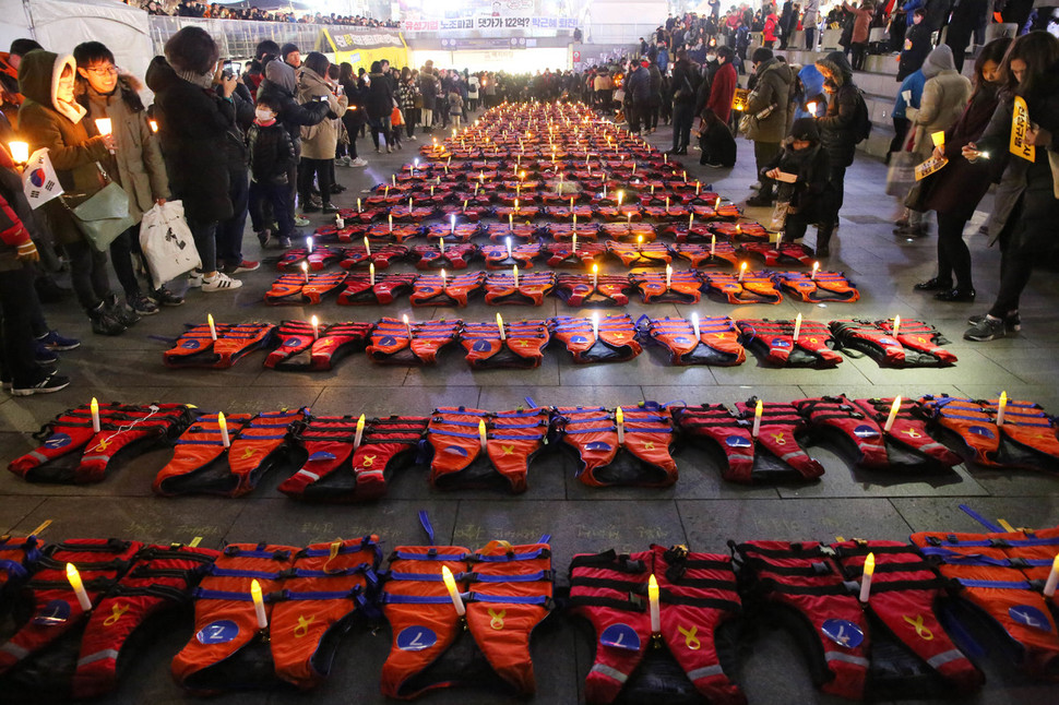 10일 오후 광화문광장에 세월호 희생자 304명을 의미하는 304개의 구명조끼가 놓여 있고 그 아래 희생자의 이름이 쓰여 있다. 김봉규 선임기자 bong9@hani.co.kr