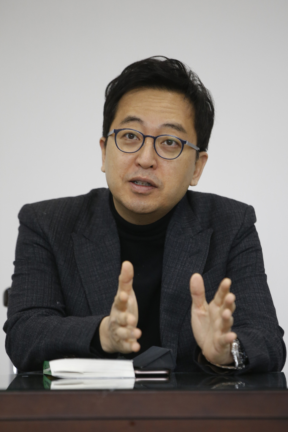 금태섭 더불어민주당 의원이 11일 오전 서울 마포구 공덕동 한겨레신문사 회의실에서 ’탄핵 이후'를 주제로 토론하고 있다. 이정아 기자 leej@hani.co.kr