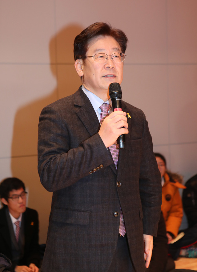 이재명 성남시장이 11일 오후 전북 익산시 원광대학교 학생회관에서 시국강연을 하고 있다.  연합뉴스