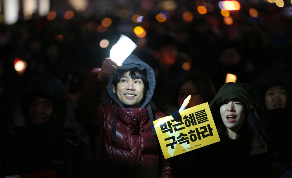 박근혜 대통령 탄핵안이 가결된 다음날 서울 광화문광장에서 열린 `박근혜 정권 끝장 내는날' 7차 촛불집회를 마친 시민들이 10일 저녁 청와대 방면으로 행진하고 있다. 강창광 기자 chang@hani.co.kr