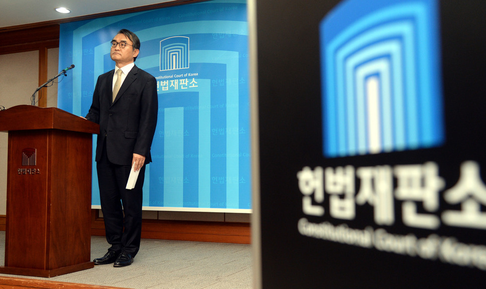 9일 오후 배보윤 헌법재판소 공보관이 서울 종로구 헌법재판소에서 기자들에게 브리핑을 하고 있다. 공동취재단