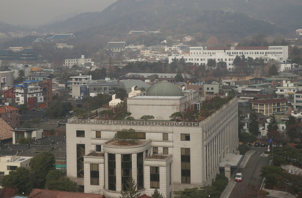 박근혜 대통령 탄핵소추안에 대한 국회 표결 하루 전인 12월8일 오전 서울 종로구 헌법재판소(오른쪽 둥근 지붕) 건물 왼쪽 뒤편으로 청와대가 보이고 있다. 신소영 기자 viator@hani.co.kr