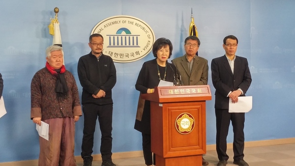 한국공예예술가협회(회장 이칠용·맨왼쪽)를 비롯한 6개 문화예술단체와 손혜원 의원(가운데·더민주당)은 13일 국회 의원회관에서 기자회견을 열고 “통영시의 일방적인 철거 위협에 처한 국가무형문화재 99호 소반장 추용호 장인의 공방 보존 대책을 200일 넘게 방치하고 문화재보호법을 지키지 않고 있다”며 14일 나선화 문화재청장을 직무유기 혐의로 고발하기로 했다고 밝혔다. 문화유산정책연구소·내셔날트러스트·윤이상평화재단·천주교인권위원회·섬연구소가 함께 나섰다. 사진 섬연구소 제공