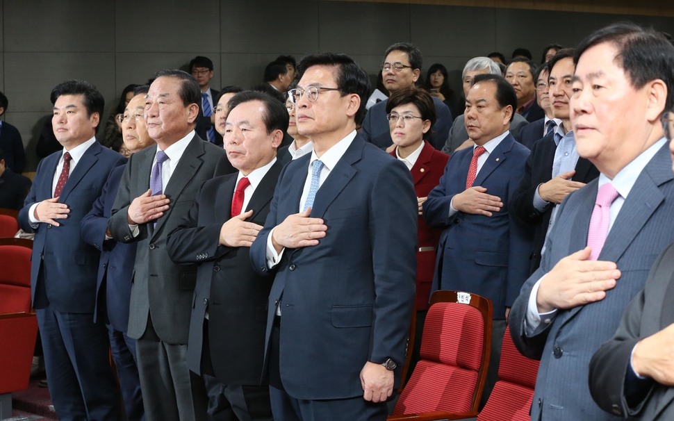 13일 오후 국회 의원회관에서 열린 새누리당 친박근혜계가 주축인 ‘혁신과 통합 보수연합’ 창립총회에서 참석자들이 국민의례를 하고 있다. 강창광 기자 chang@hani.co.kr